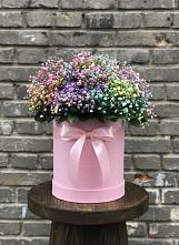 Цветочная композиция из Гипсофила и Розы в шляпной коробке в Медвежьи Озера