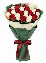 Букет Микс из красных и белых роз в Медвежьи Озера
