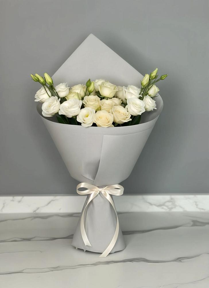 Букет цветов из: Розы и Лизиантусы в Медвежьи Озера