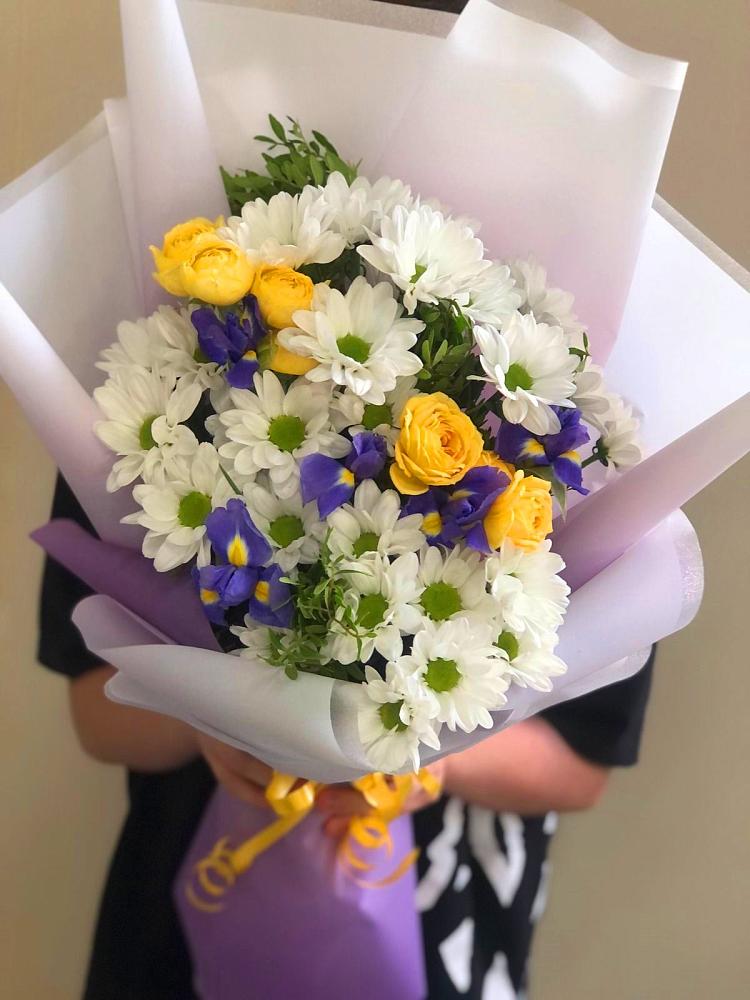 Букет цветов из: Ирисы, Хризантемы и Розы в Медвежьи Озера