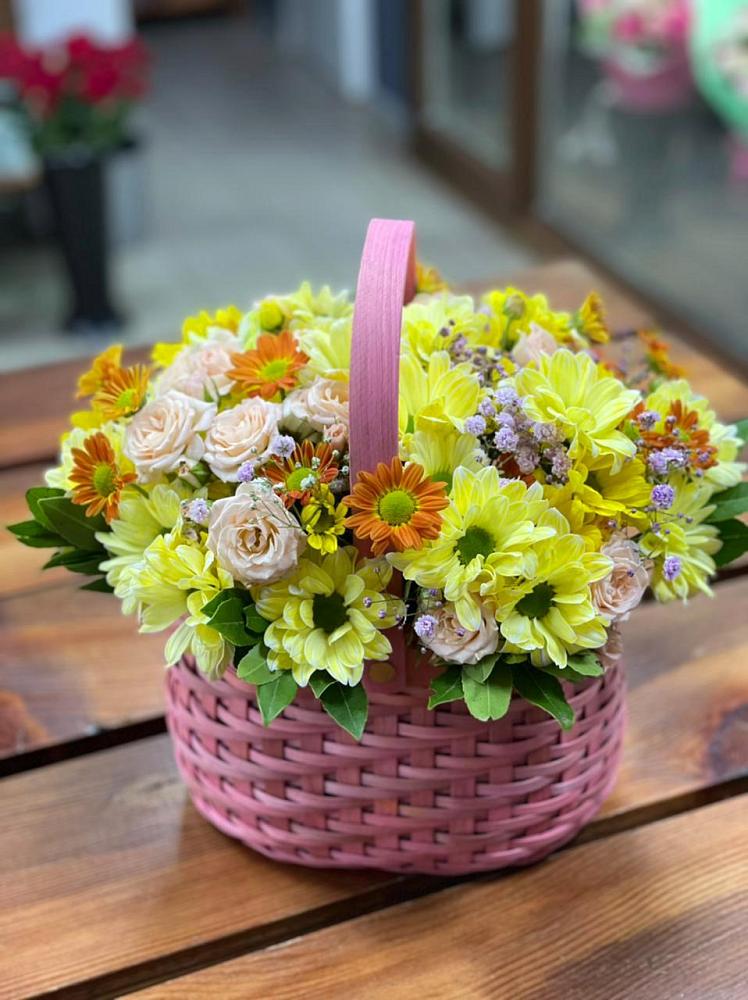 Цветочная композиция из Хризантемы и Розы в корзине в Медвежьи Озера
