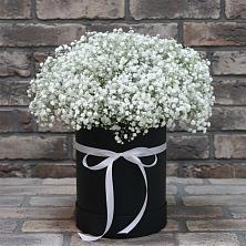 Цветочная композиция из Гипсофила в шляпной коробке в Медвежьи Озера