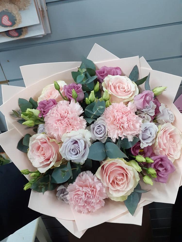 Букет цветов из: Розы, Гвоздики и Лизиантусы в Медвежьи Озера